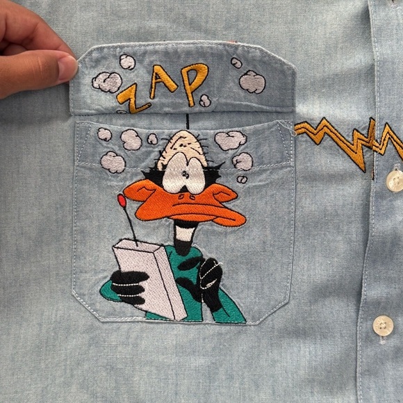 Warner Bros. Vintage 90s Embroidered Daffy Duck Zap Blue Denim Shirt sz M - Picture 4 of 9